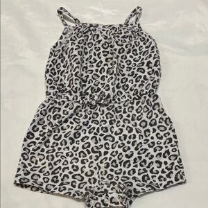 “Bundle 10/$13” Old Navy 6-12m gray White Animal Print baby girl Romper shorts
